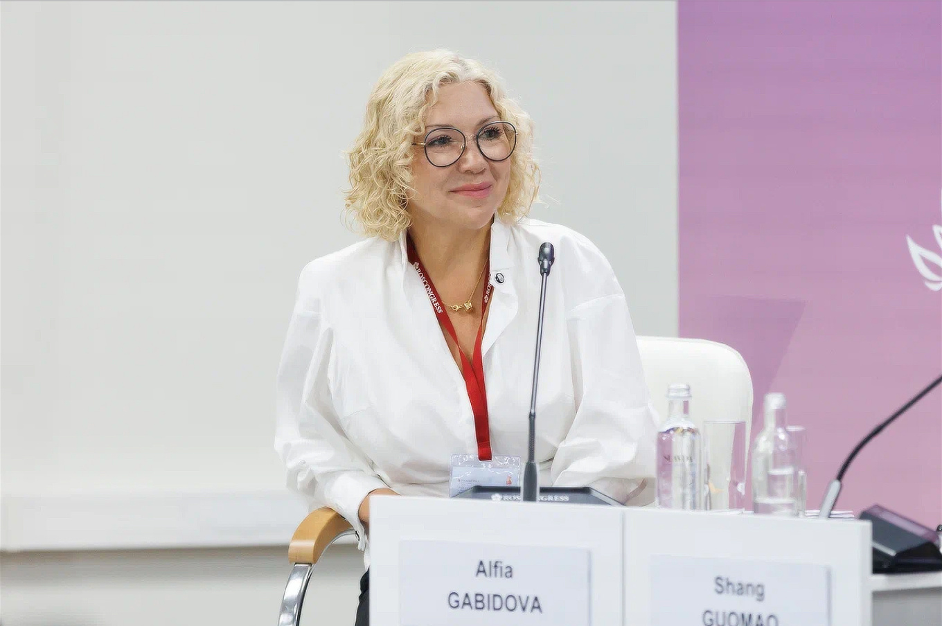 Заместитель генерального директора по развитию и науке ОАО «Авексима» Альфия Габидова выступила модератором сессии «ИНТЦ «Русский»: от биосырья океана к фармсубстанциям для мира» на Х Восточном экономическом форуме